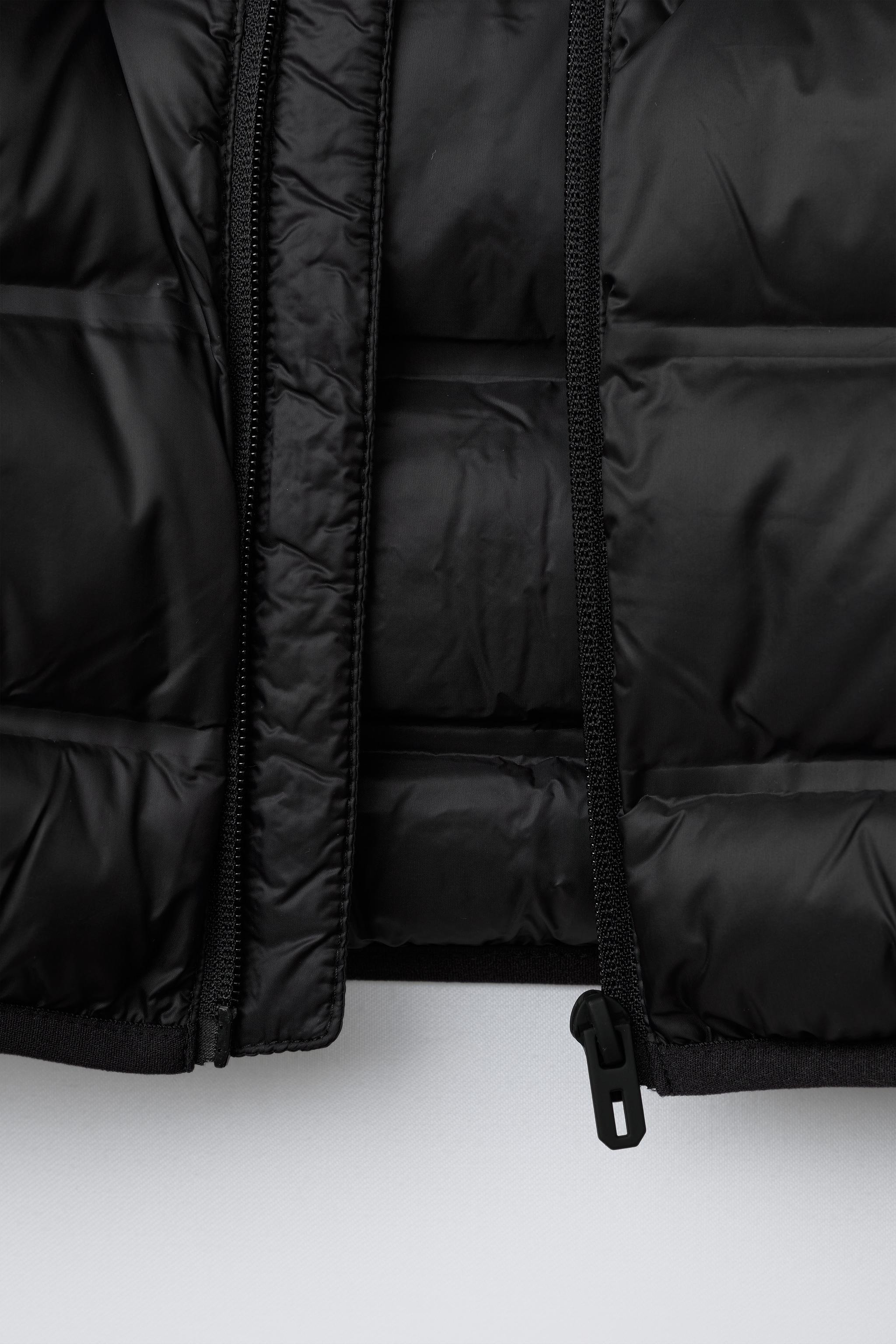 LIGHTWEIGHT WATER-REPELLENT HOODIE VEST